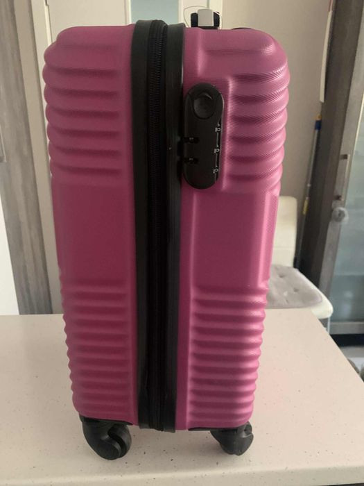 Продавам куфар , размери 45/35/23