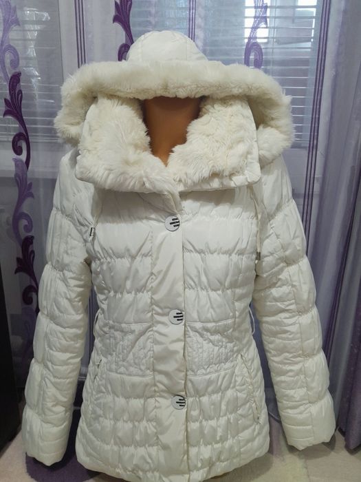 Дамско бяло яке с пух