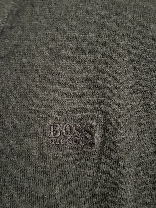 Pulovar Boss gri in conditii foarte bune