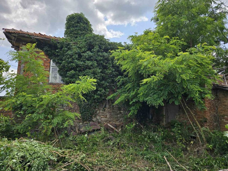 Къща с двор в Приселци на 6 км. От Обзор