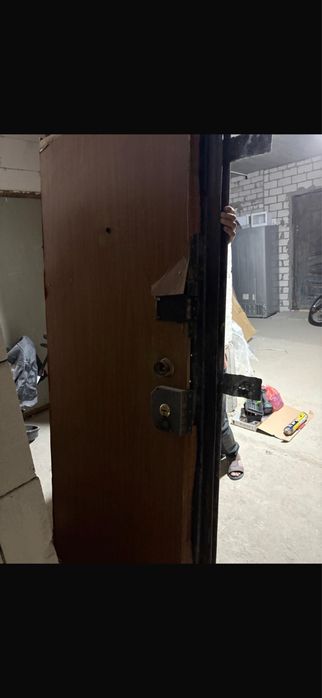 Темір Есік, Металлическая дверь