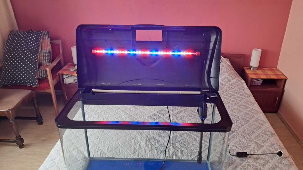 Продавам аквариум с капак грунд и нагревател .128л