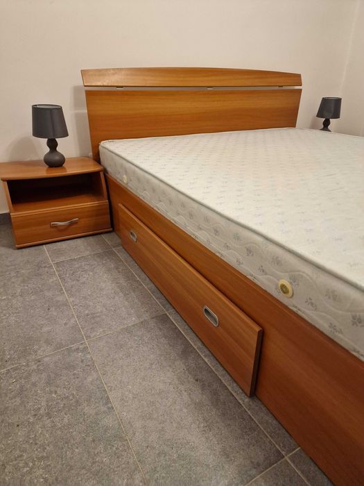 De vanzare pat cu lada depozitare, saltea si 2 noptiere