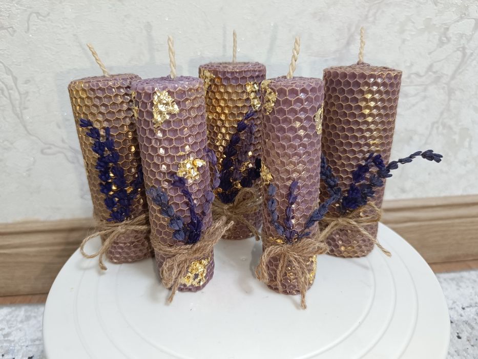 Свеча из вощины с натуральной лаванды