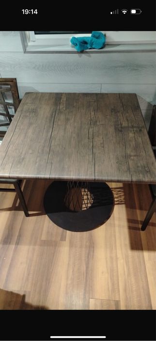 Продаётся стол и два стула натуральное дерево