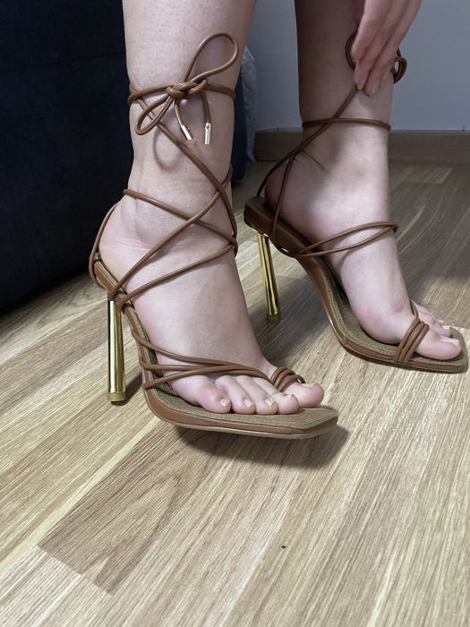 Обувки на токчета с връзки