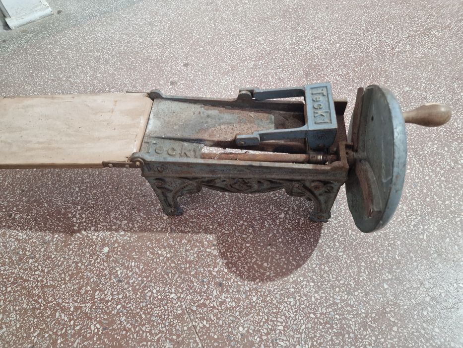 Mașinărie Antica de taiat tutunul