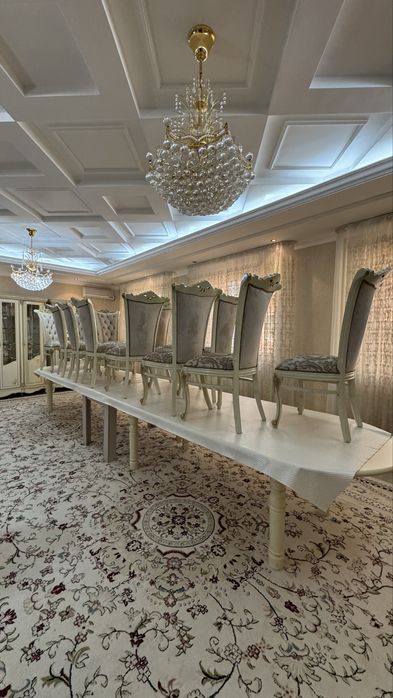 Шкаф для посуды и стол стуля