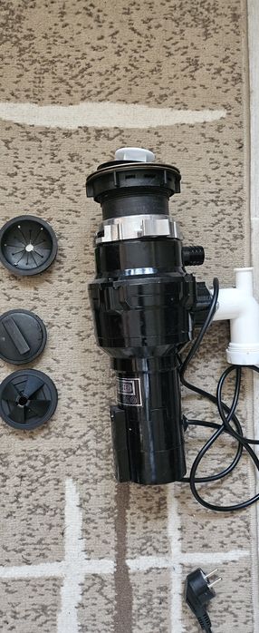 Измельчитель бытовой продам