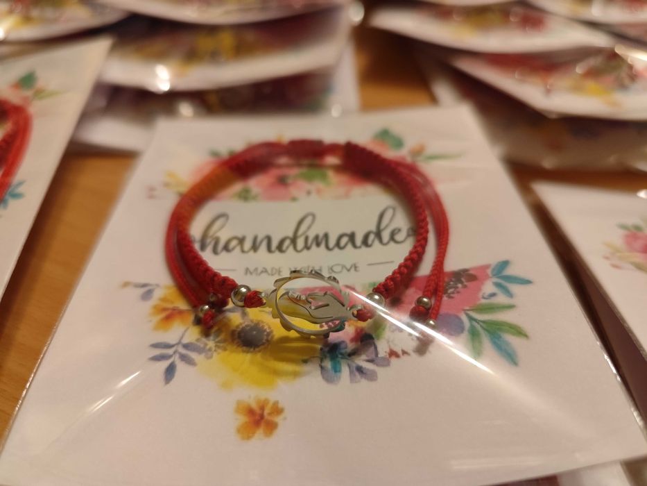 Гривна с червен конец за късмет