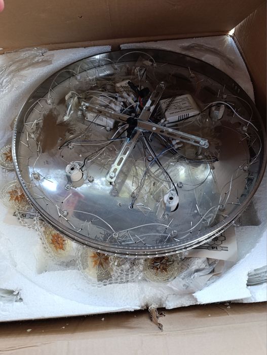 Продаеться полоточная люстра