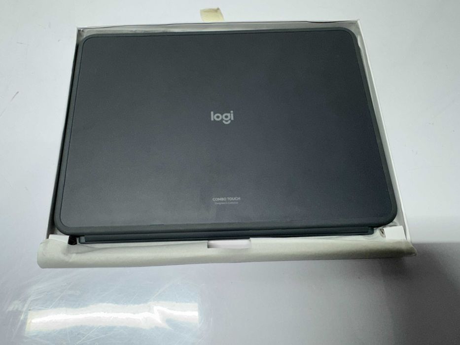 Клавиатура Logitech Combo Touch iPad Air 11-inch 5th Gen / M2