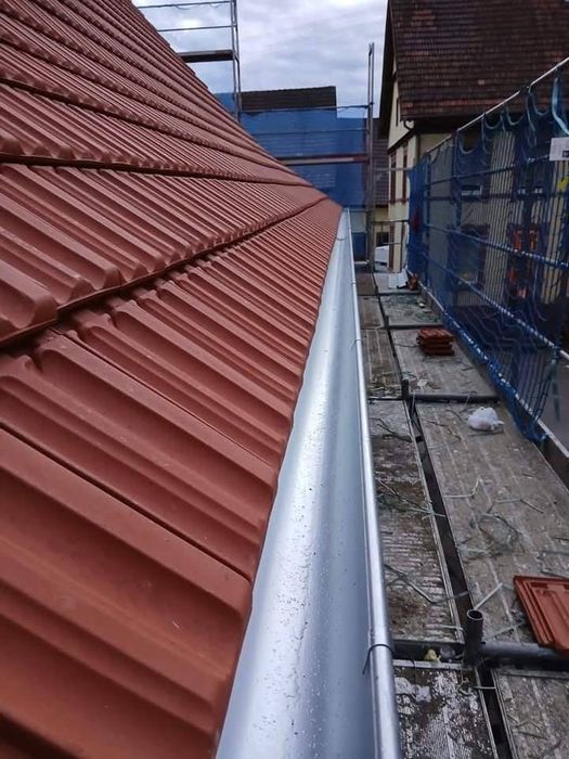 Acoperisuri mansarde tigla metalica veluxurisi reparatii de irgrnta