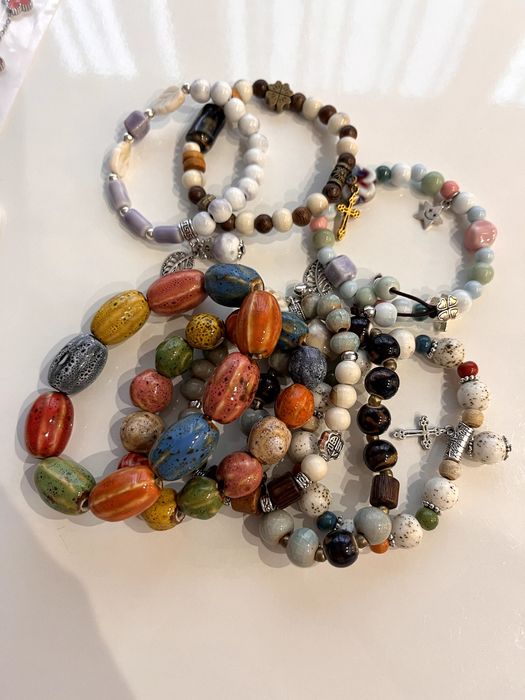 Разнообразни модели гривни с камъни и детайли - две гривни са 3 евро