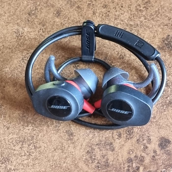 Наушники Bose Sports, два вида