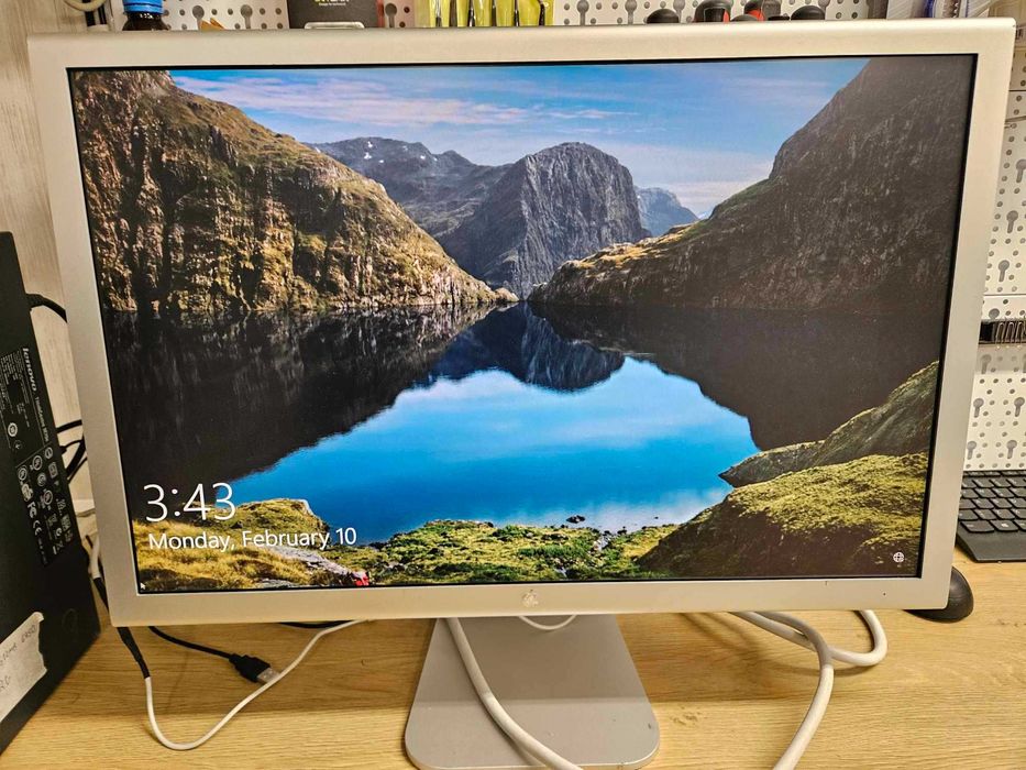 +Гаранция! Монитор Apple Cinema HD Display A1082 23" 1920x1200