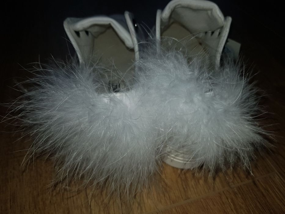 Нови бели кецове с пухчета