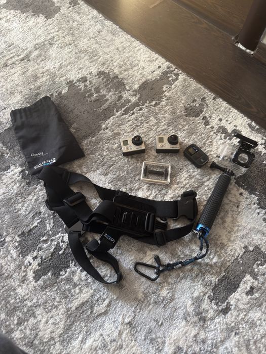 Vand gopro hero3 cu tot ce se vede in poze