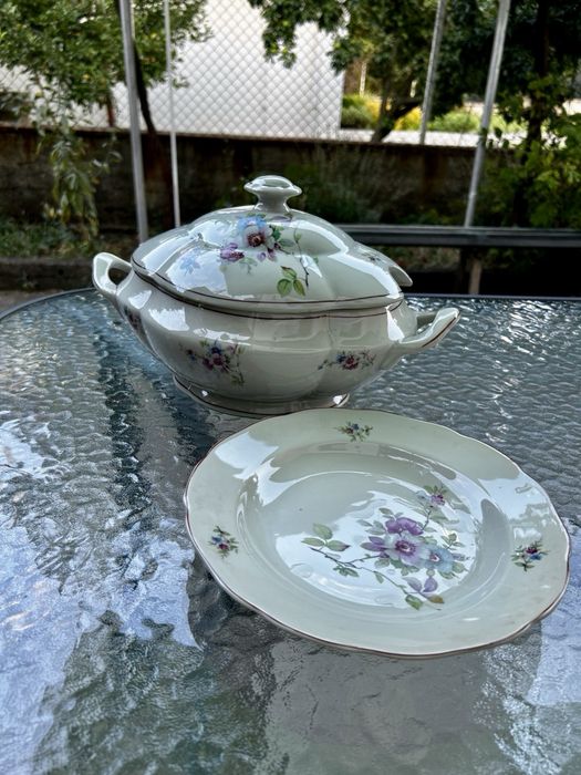 Порцеланов сет от 50 чинии, 1 супник и 2 плата