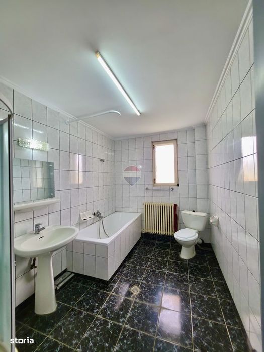 Cladire 672 mp + teren 1092 mp de inchiriat, Campina