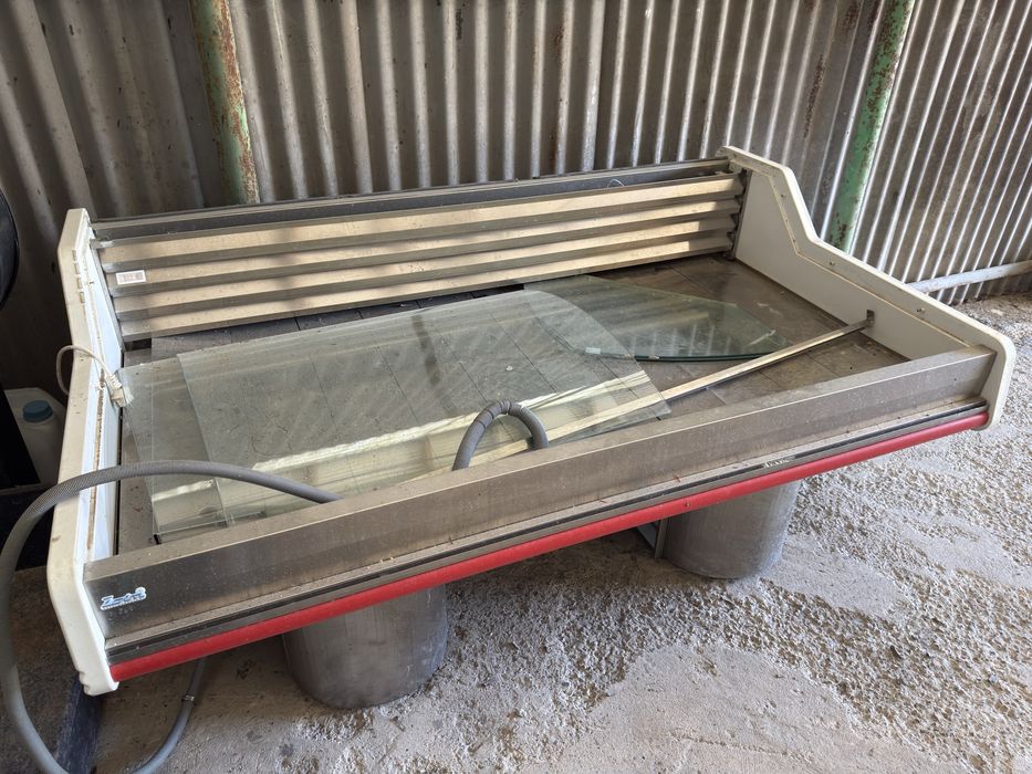 Vitrină frigorifică orizontală, congelator frigorific și balanță mecanică industrială