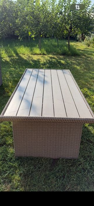 Vand masa pentru terasa,este  foarte putin folosita,arata ca si noua.Mada este din poliratan,are latime74cm,lungime145,inaltime67cm.