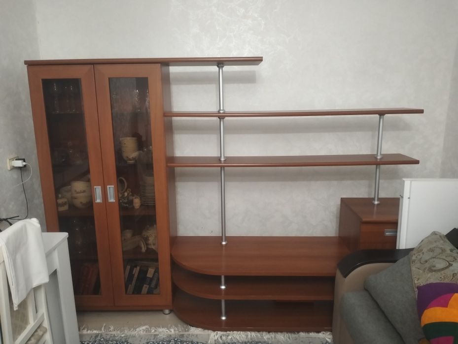 Сервант коричневого цвета