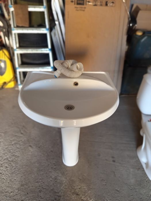 Раковина б/у с краном и шлангами