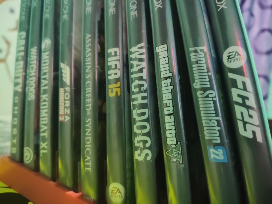 Vând Xbox one cu o maneta și toate firele necesare