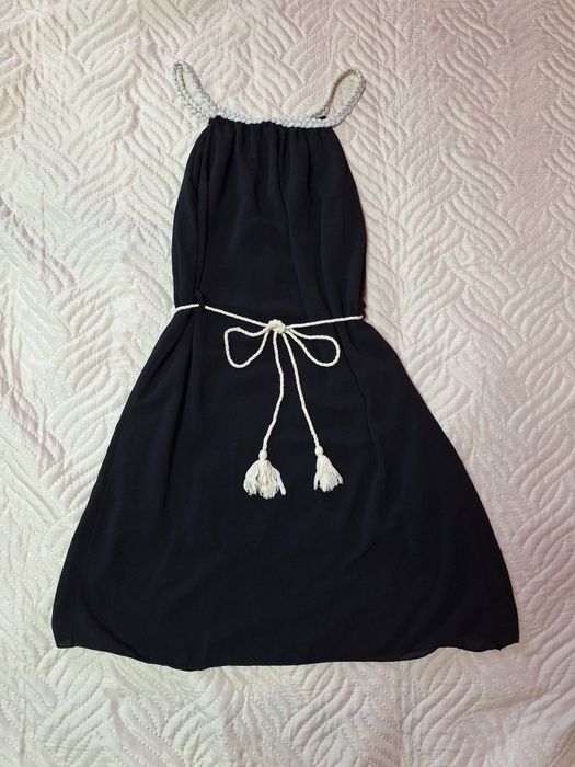 Къса черна рокля