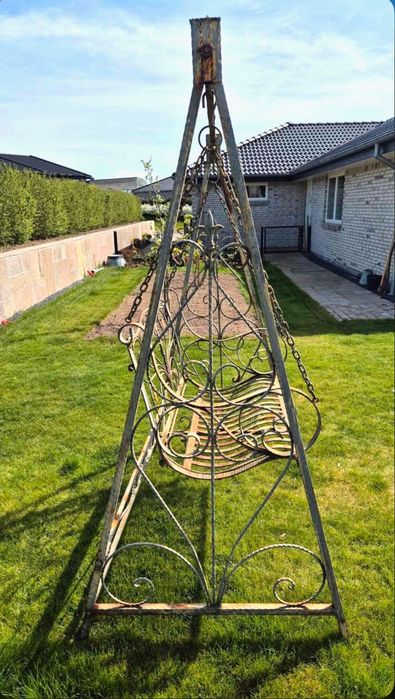 Декорация за вашата градина- люлка ковано желязо и столове с маса