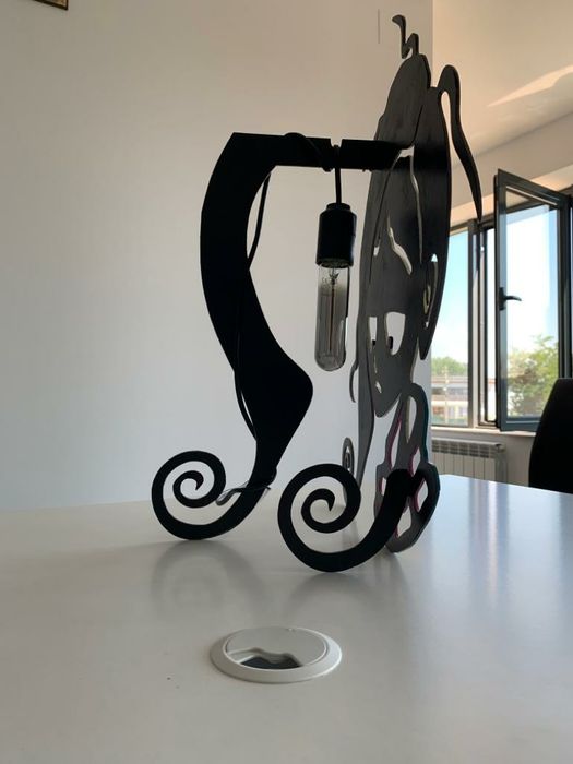 Veioza din otel pictat