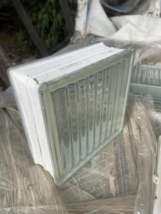 Продавам съклени тухли