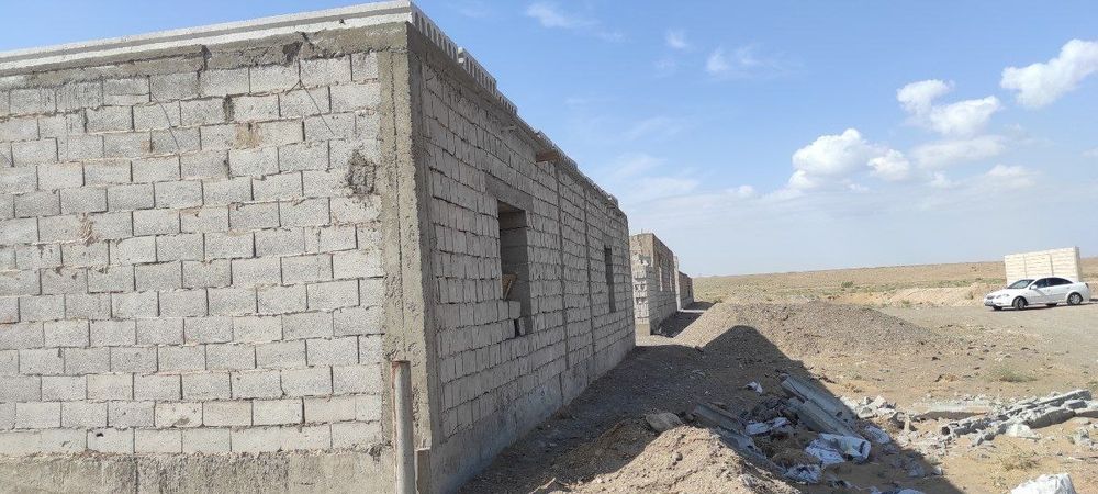 Продаётся  недостроинный здание для сферы услуги и производство.