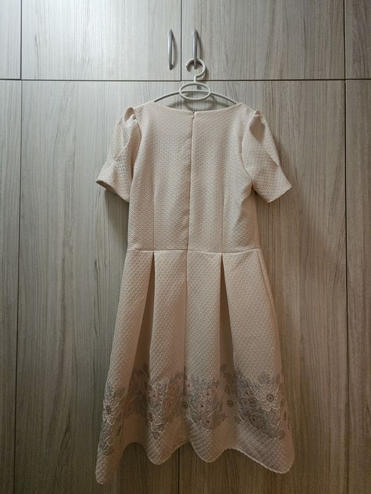 Елегантна дамска рокля в нежен прасковен цвят