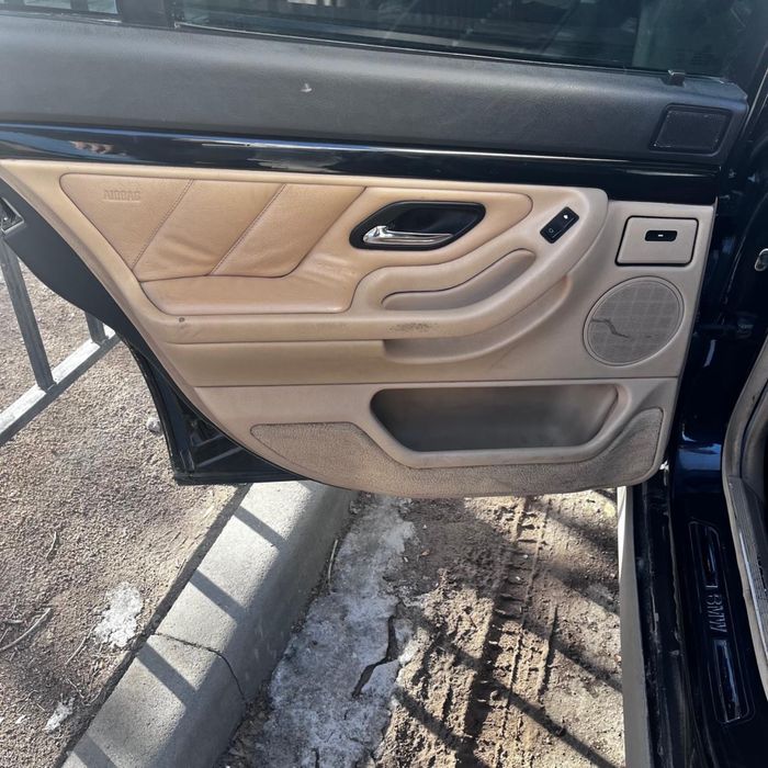 Продам дверные обшивки на бмв е38