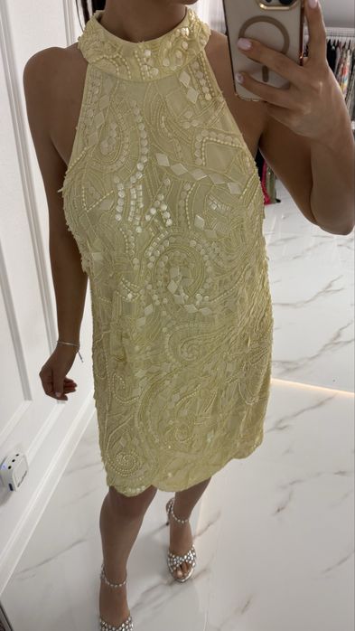 Rochie galbena cu decoratiuni