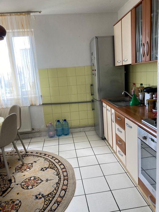 Vând apartament 3 camere cu garaj