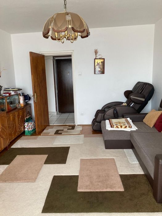 Vând apartament 3 camere cu garaj
