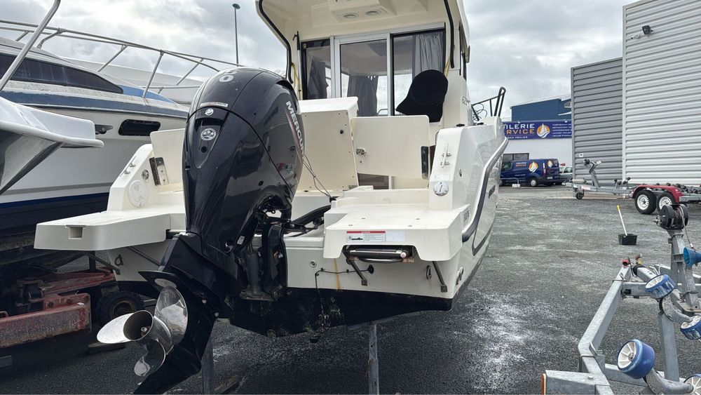 Продавам лодка QUICKSILVER 625 PILOTHOUSE + чисто нов колесар купуван