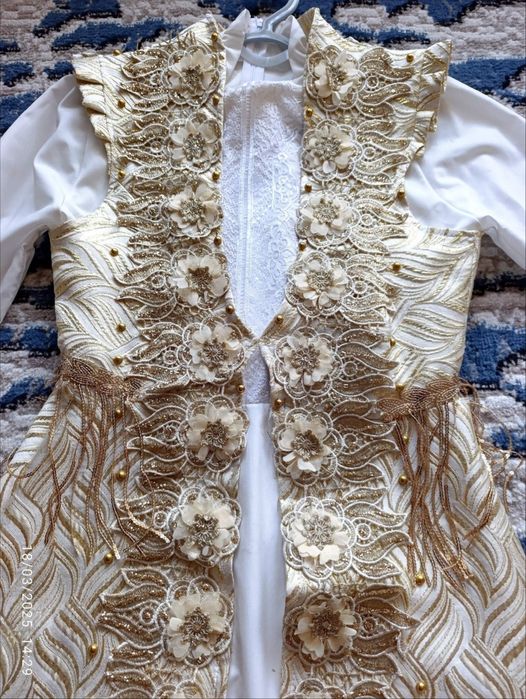 Ansambl koʻylak yangi, ichidagi oq baza koʻylagi bilan