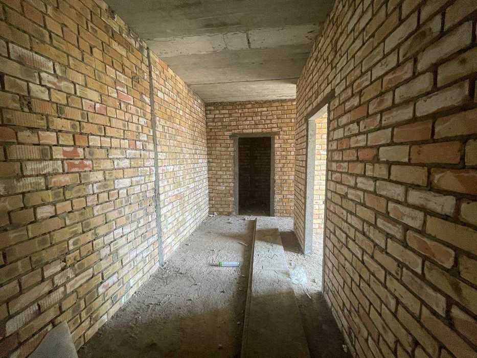 Новостойка, Яккасарой, Strong edifice