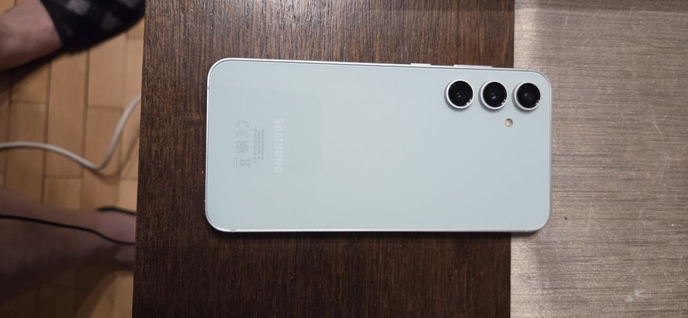 Продавам 2 броя Samsung S23FE