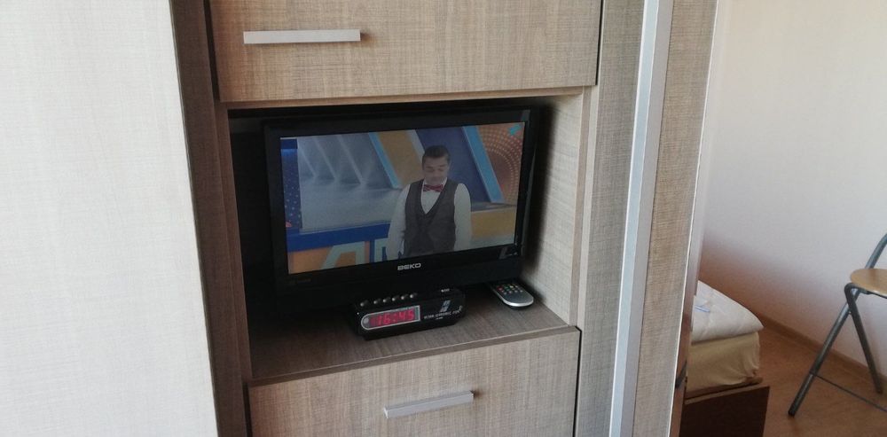 Гардероб с плъзгащи врати и огледало