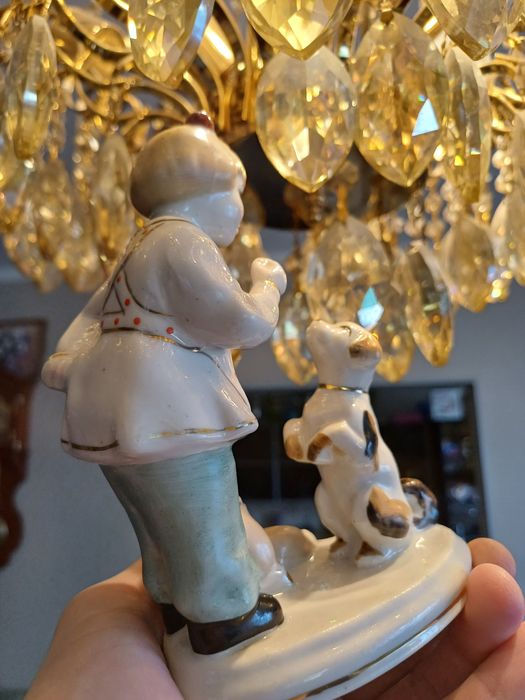 Фарфоровая статуэтка Девочка с собачкой
