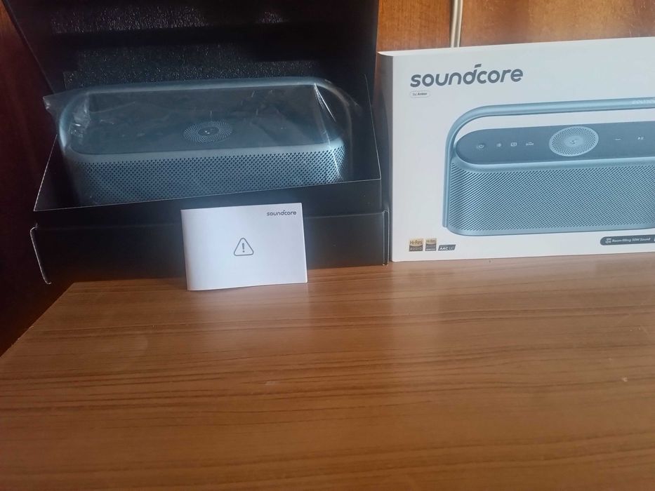 Продавам безжична Bluetooth тонколона Soundcore Motion X600 в отлично техническо и визуално състояние.