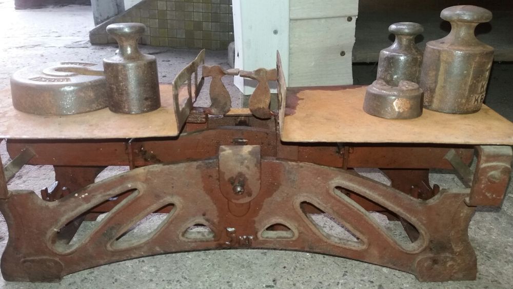 Весы старинные с гирями