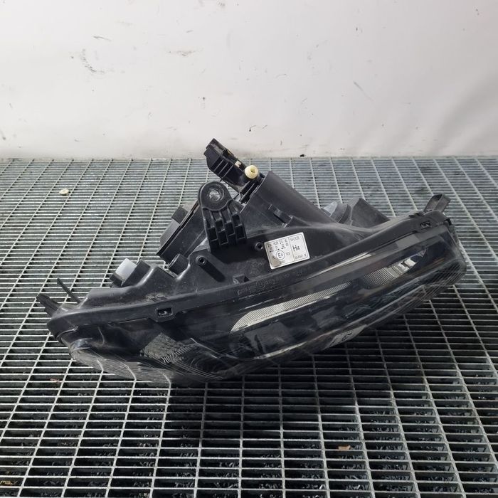 Far Dreapta Dacia Sandero 2 2012 - 2016 Hatchback 4 Usi (1472) Fara xenon