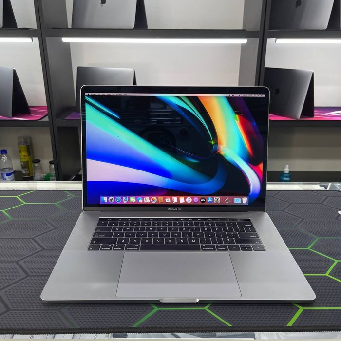 Macbook Pro 2017 Touch Bar Core i5 taxminan sikl 350 holat ideal
