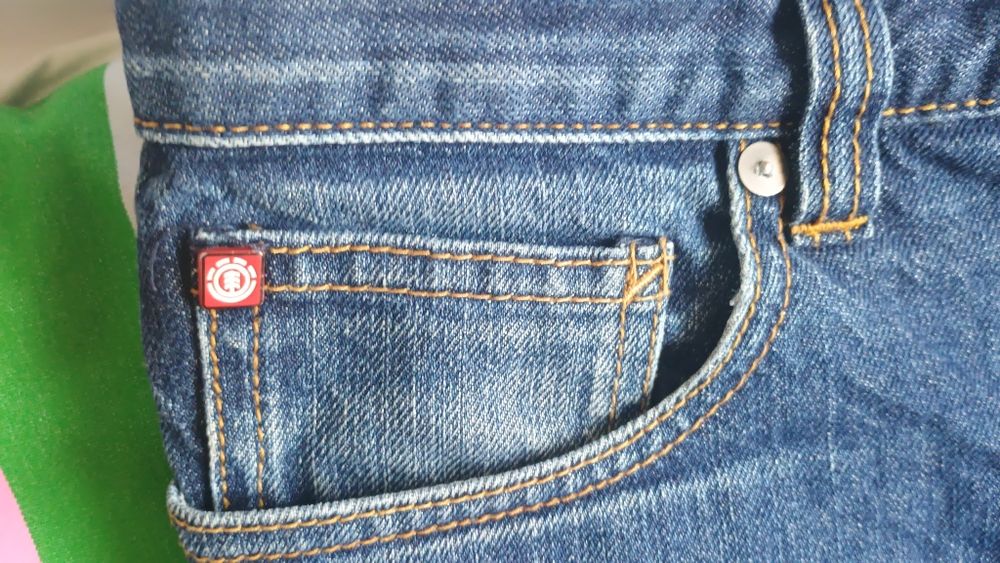 Продавам дамски дънки Element